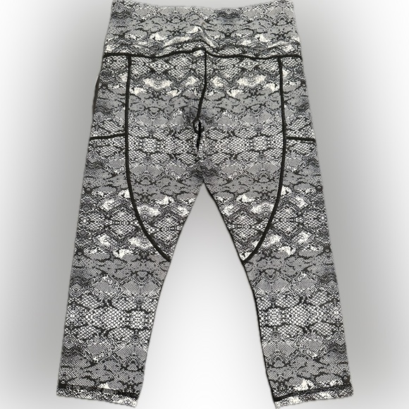 Zyia Light n Tight Pocket High Rise Capri 20” in Cobra Metallic - Picture 5 of 13